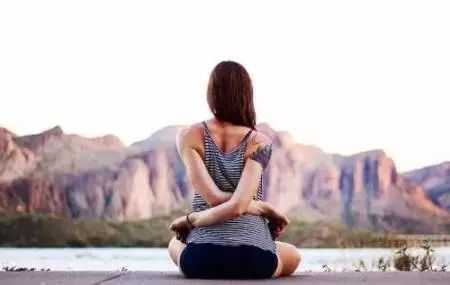 盘腿打坐初学视频_打坐盘腿练习方法——双盘_如何盘腿打坐视频教程