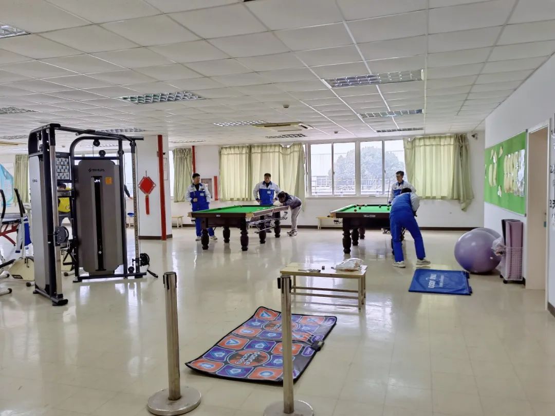 健身器材综合训练器的使用方法_综合训练器 健身_健身器材训练动作讲解