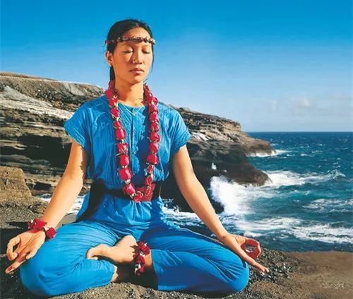 kaiyun下载app下载安装手机版 人人都能练习的瑜伽视频 消除背痛 调整体态