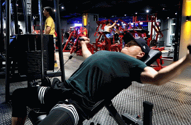 胸肌训练器有用吗_综合训练器 胸肌_胸肌锻炼器材的使用方法