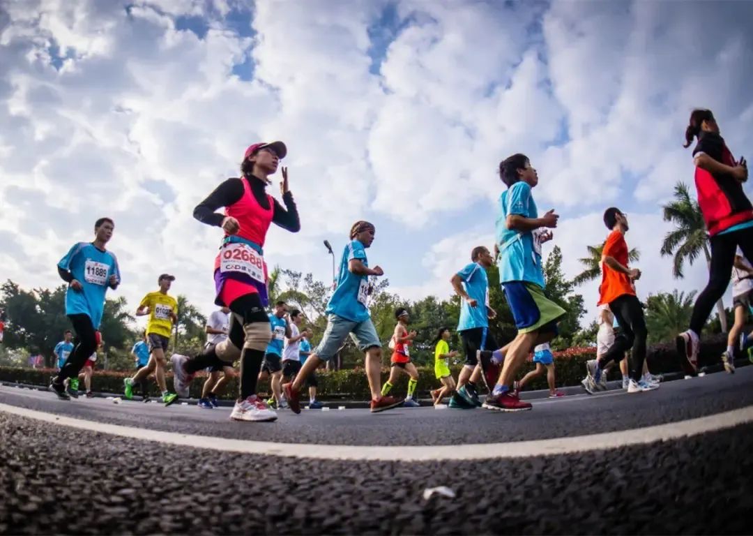 开元棋官方正版下载 2023年体育消费观察：装备更专业，选择爱跨界