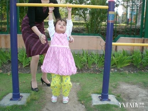 初练单杠视频_单杠三练习_练单杠的好处和坏处