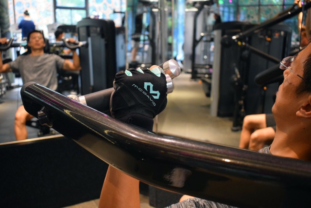 撸铁戴手套，你以为只是为了防止磨出老茧？