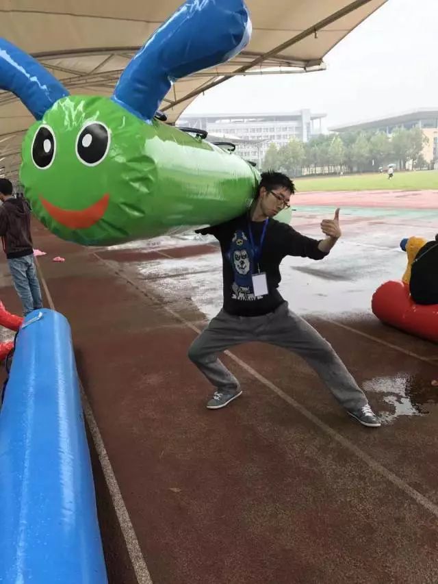 大学校运会通讯稿100字_校运会通讯稿件范文_大学生校运会通讯稿