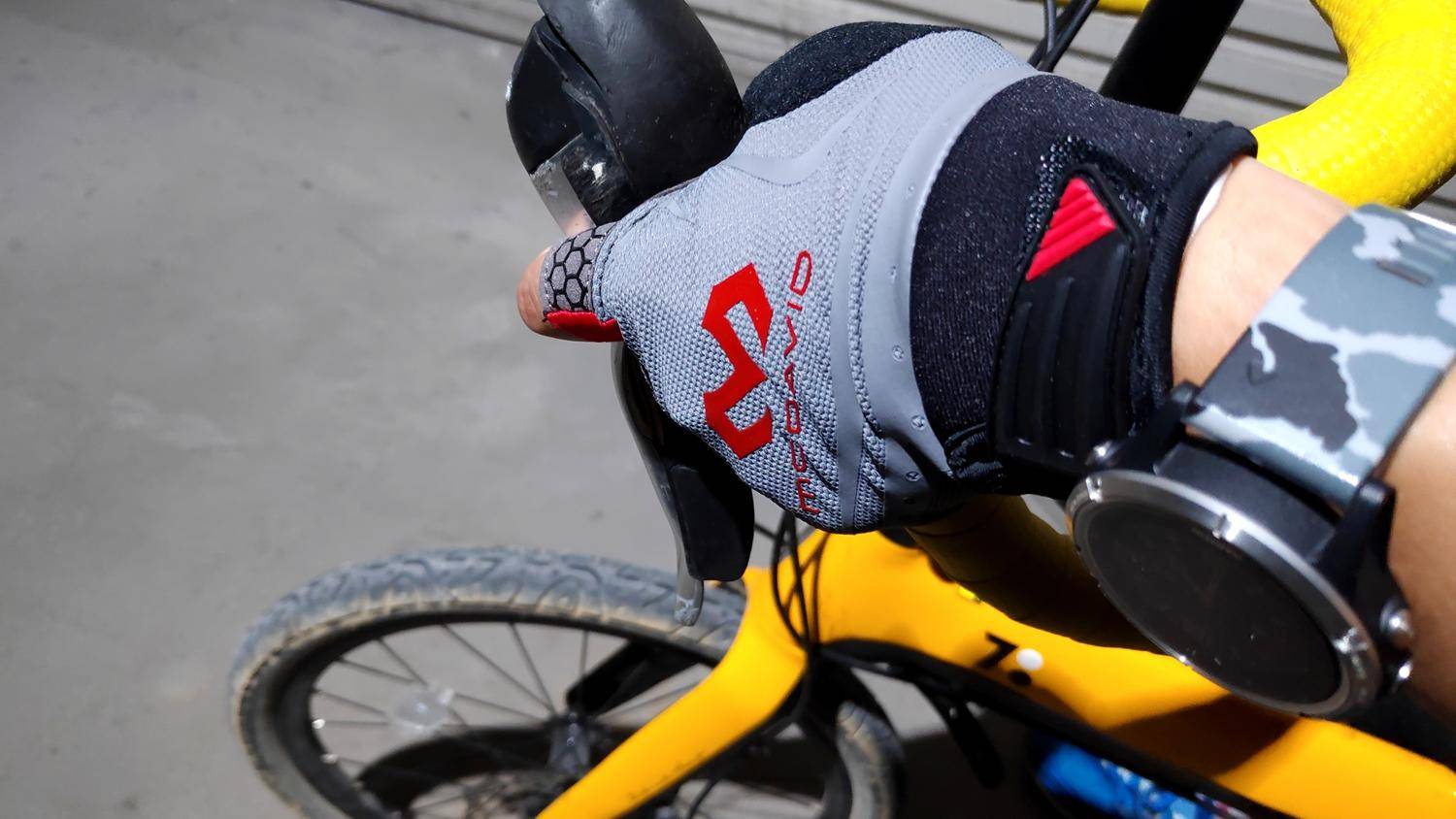 专业健身手套_健身手套作用_手套健身专业术语