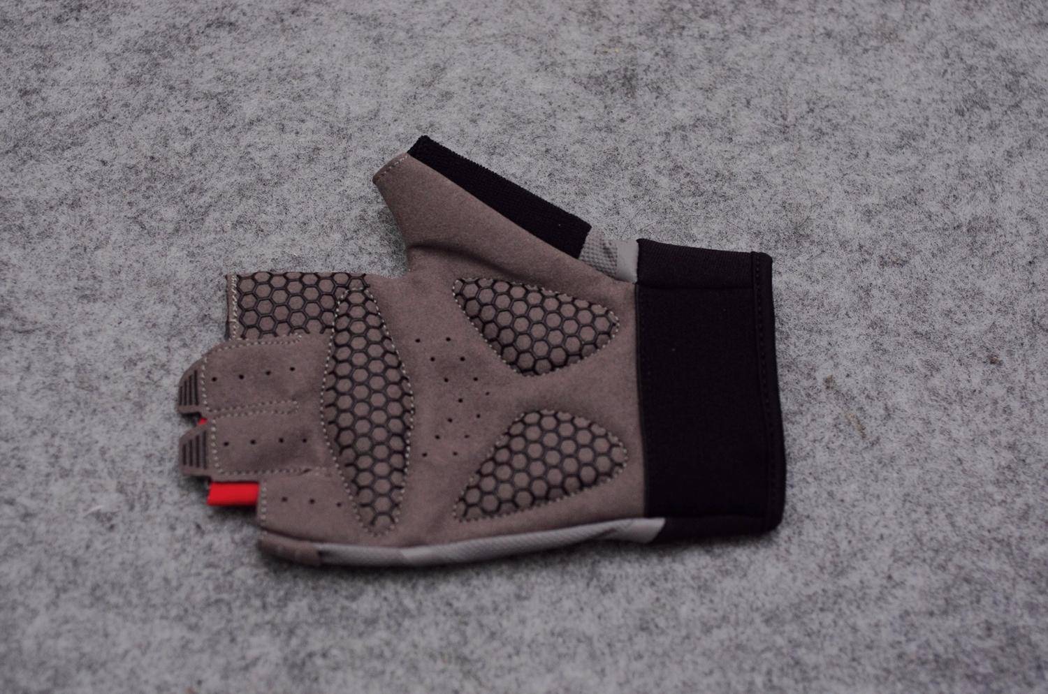 专业健身手套_手套健身专业术语_健身手套作用