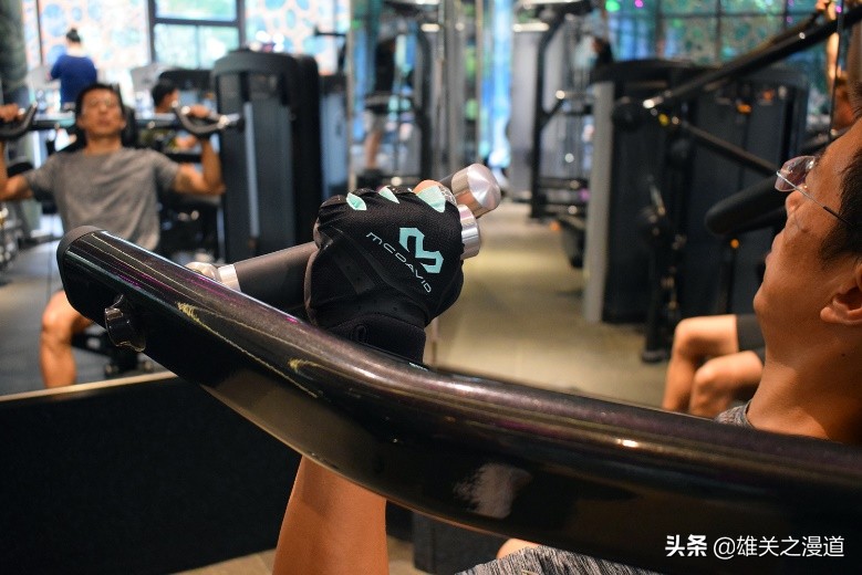  迈克达威T020运动手套评测 _专业健身手套_