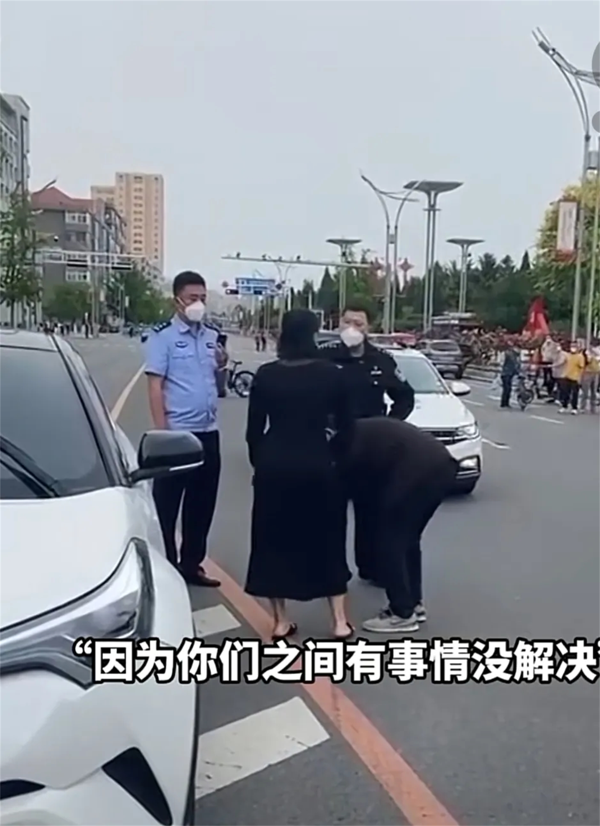 暴打碰瓷的视频_碰瓷被揍视频_碰瓷挨揍视频