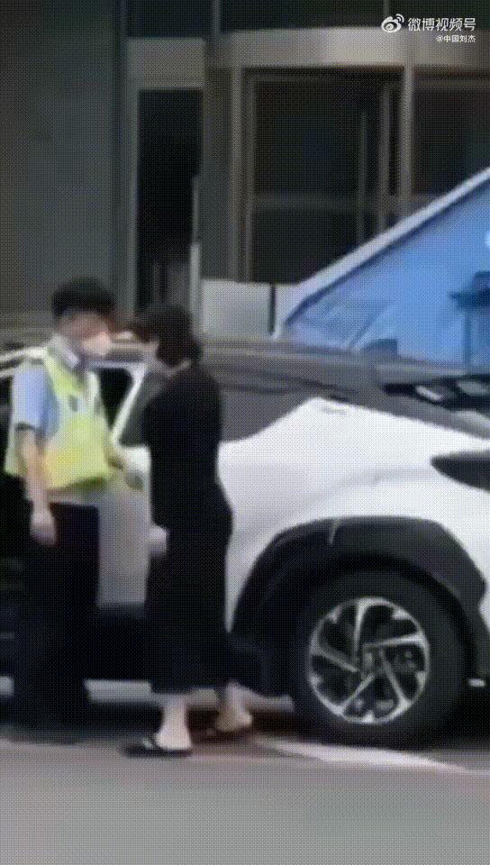 碰瓷被揍视频_暴打碰瓷的视频_碰瓷挨揍视频