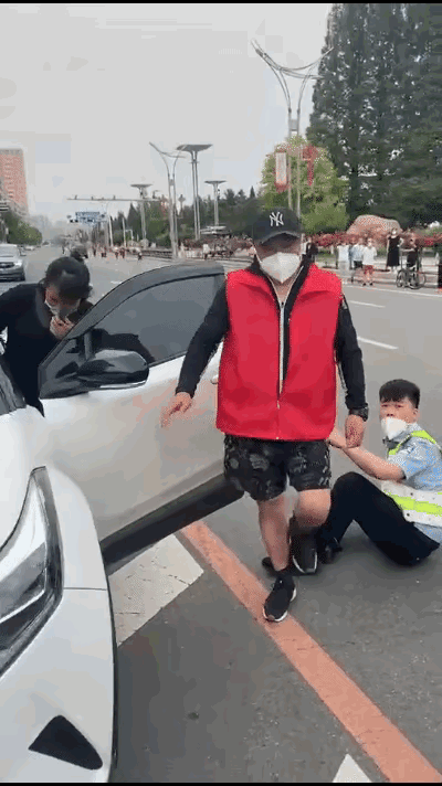 暴打碰瓷的视频_碰瓷被揍视频_碰瓷挨揍视频