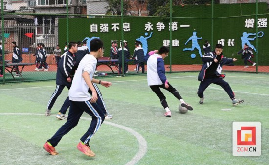 开元棋盘app官方版下载_开元棋盘app官网版下载-跑跑车 学生每天2小时体育锻炼 看解放路中学逗硬落实