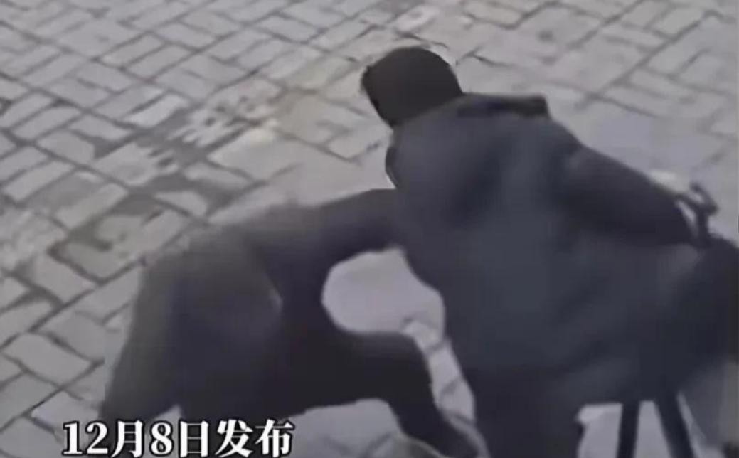 暴打碰瓷的视频_碰瓷被揍视频_碰瓷遭暴打