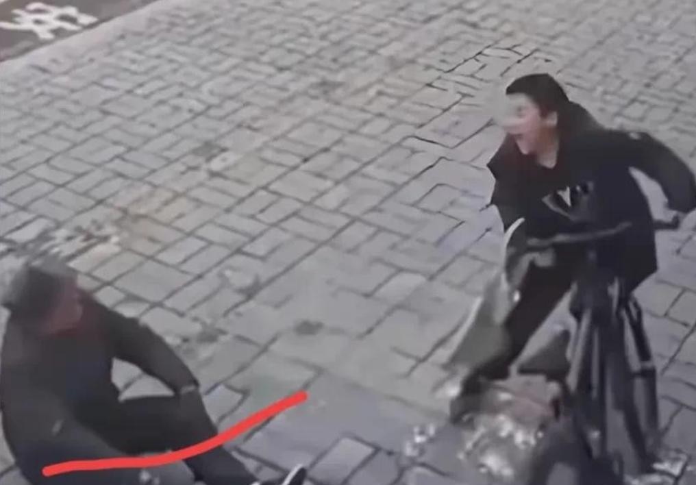 碰瓷被揍视频_碰瓷遭暴打_暴打碰瓷的视频