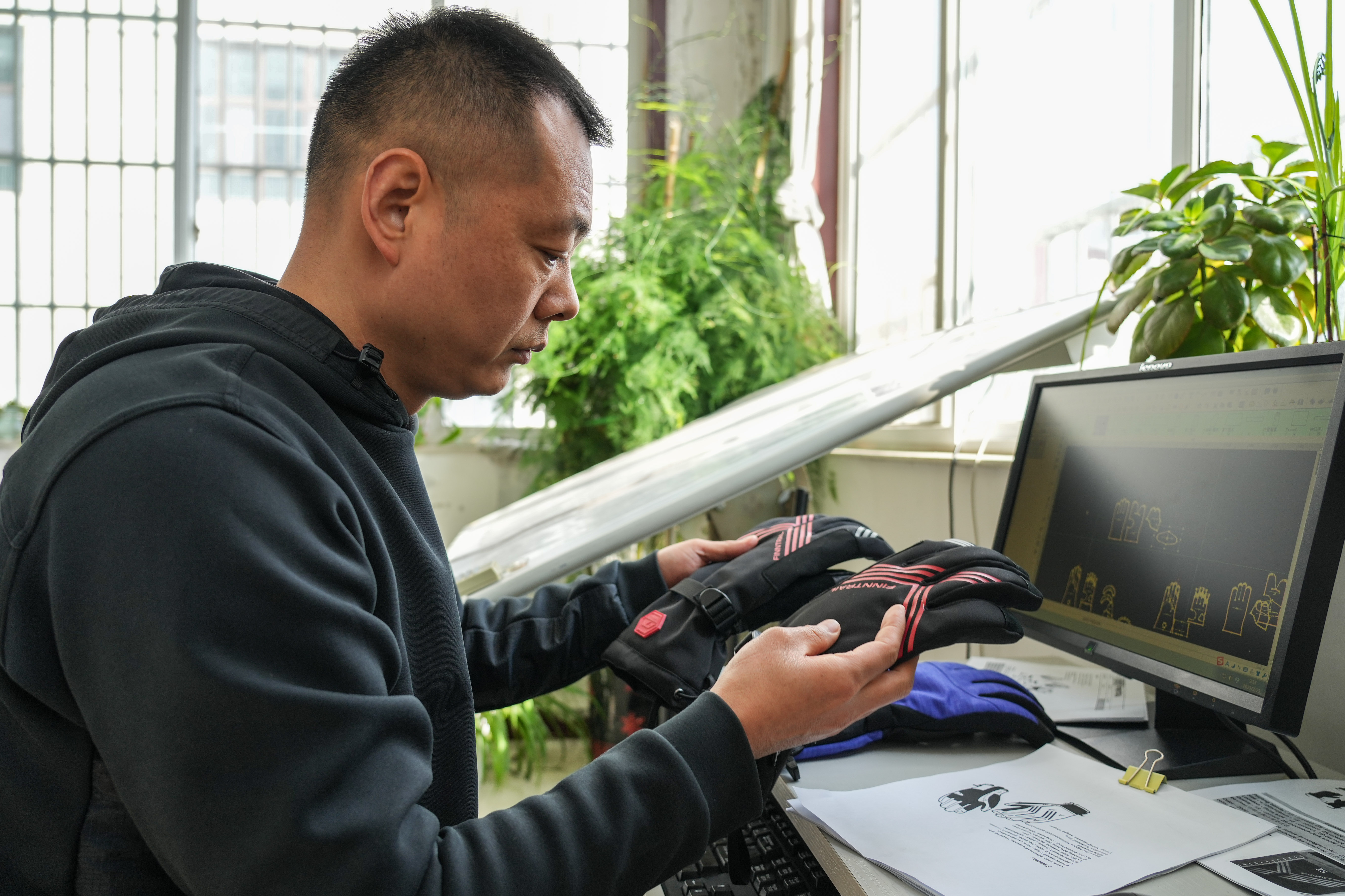 山东济宁手套生产_嘉祥县滑雪手套产业_健身手套多少钱