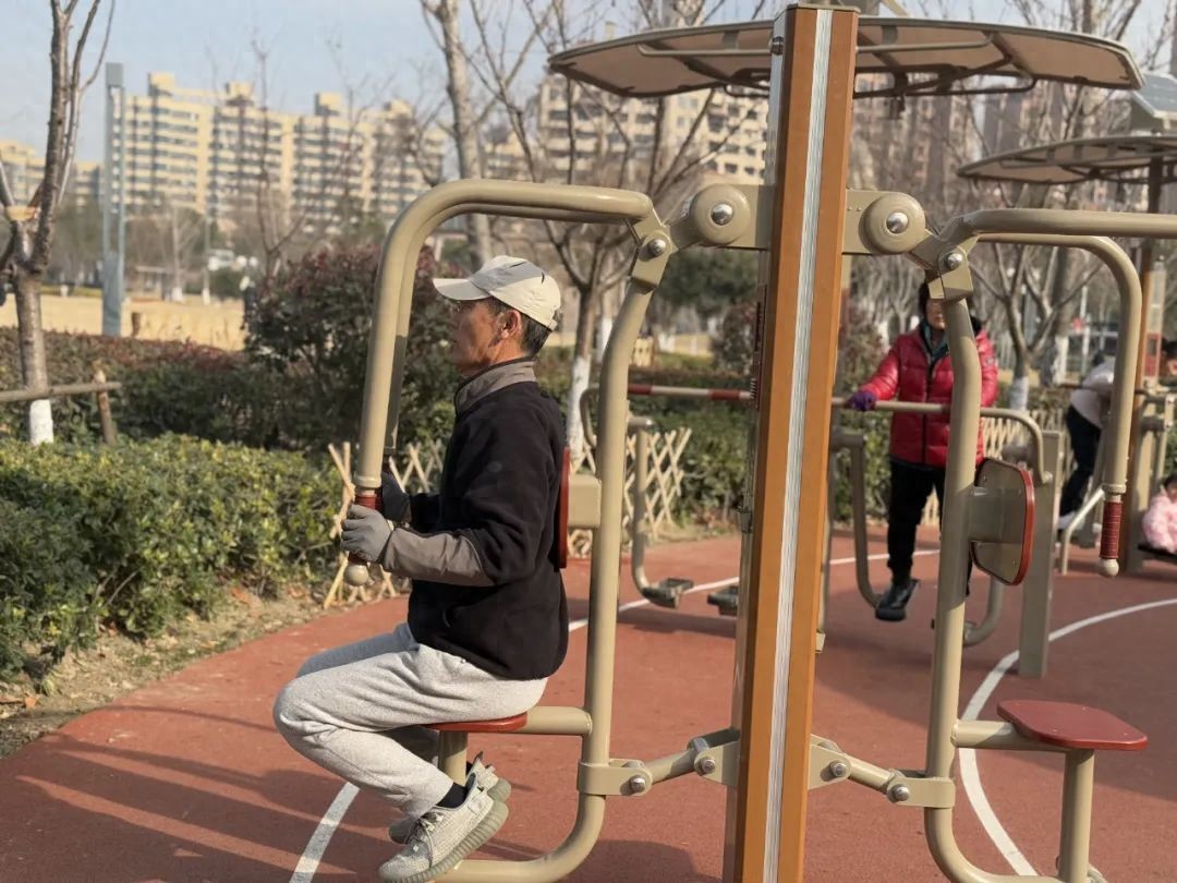 健身器材训练动作讲解_综合训练器健身器_健身综合训练器安装视频