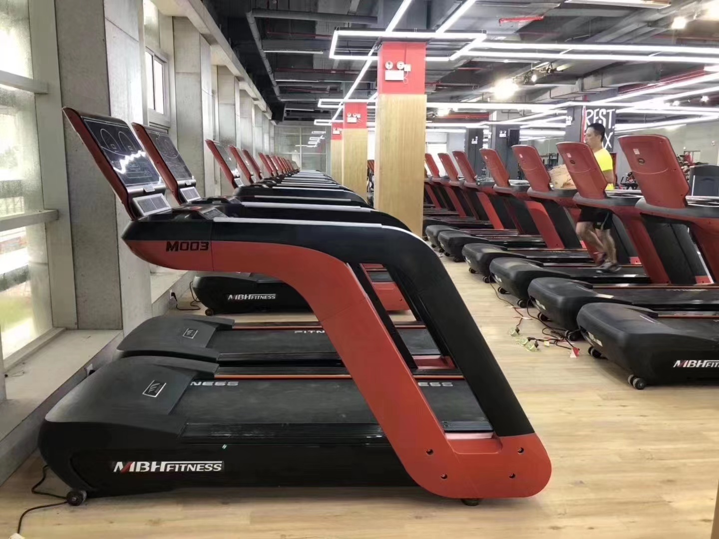 综合健身器材训练器_器材健身视频大全_健身器材训练动作讲解