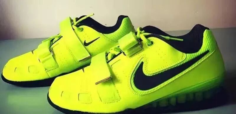 手套健身护腕怎么戴_手套健身护腕图片_健身护腕手套