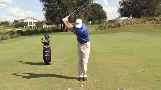 高尔夫球技巧_高尔夫球练习_高尔夫练球动作要领视频