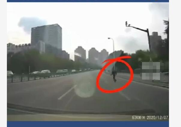 女新手首次上路，遇到“自杀式”碰瓷，女司机智应对-有驾