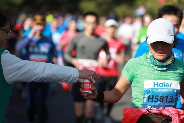 农夫山泉砒霜门新闻发布会_钟睒睒首富之路_农夫山泉毛利率