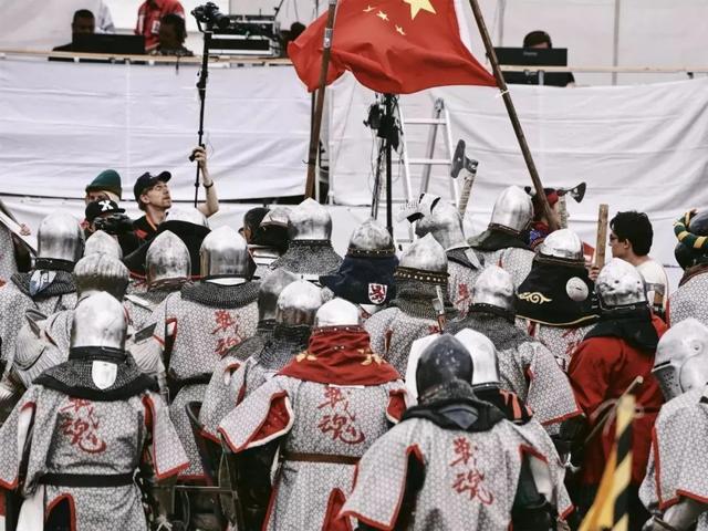 开元棋盘app官方版下载_开元棋盘app官网版下载-跑跑车 为守国门不得不用冷兵器退敌，全甲格斗是不是也要上高原了