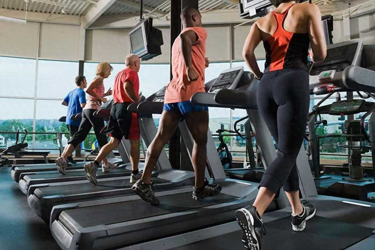 坡度高跑步机选购_跑步机爬坡减脂效果_什么牌子跑步机好适合家用