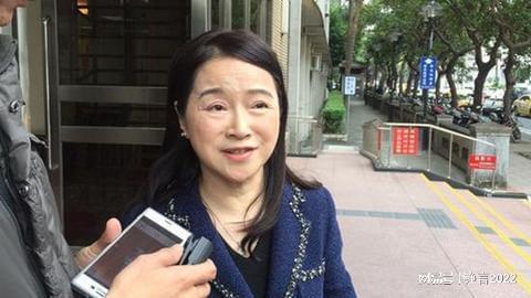 台湾政论节目主持人拍桌怒呛_许贵雅怒拍桌事件_台湾新闻节目