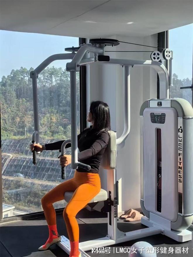 如何正确使用胸背训练器_综合训练器总结_胸背训练器调整方法